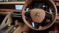 Nuansa mewah dapat dirasakan pada bagian eksteriornya, yang dilengkapi dengan fitur flush door handle, newly developed ultra-small 3-beam LED head lamps, dan radical new tail lights. Pada interior terdapat trim dengan konsep drape-like ornamentation dan alcantara leather.