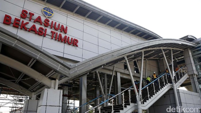 PT KAI mempercantik sejumlah stasiun guna meningkatkan kenyamanan para penggunanya. Seperti di Stasiun Cikarang, Stasiun Bekasi Timur juga dilengkapi fasilitas Lift. Canggih!