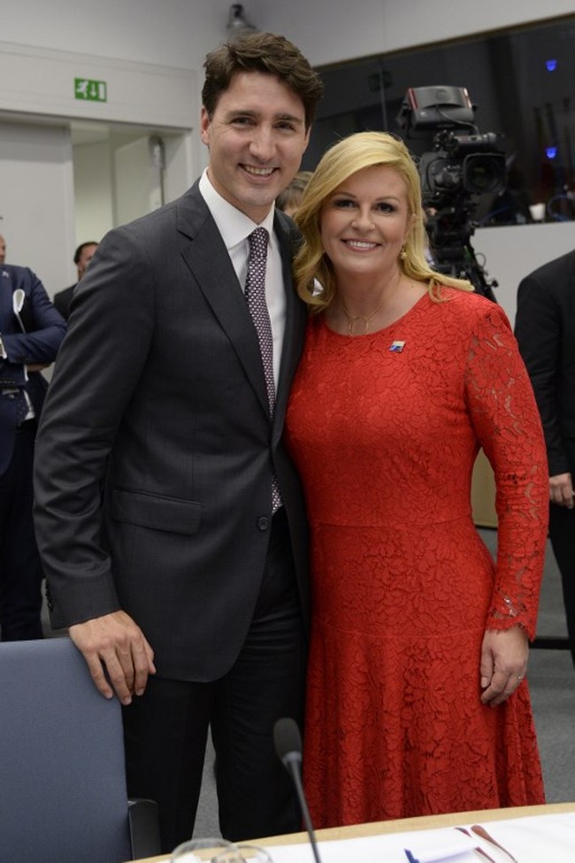 Kali ini ia tampil chic dan feminin dengan gaun merah berbahan lace, saat berfoto bersama Perdana Menteri Kanada Justin Trudeau di konferensi tingkat tinggi NATO, Brussels, Belgia, 25 Mei 2017. Foto: AFP