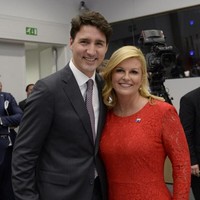 Kolinda Grabar-Kitavoric sepertinya menyukai busana berbahan lace. Kali ini ia tampil chic dan feminin dengan gaun merah berbahan lace, saat berfoto bersama Perdana Menteri Kanada Justin Trudeau di konferensi tingkat tinggi NATO, Brussels, Belgia, 25 Mei 2017. Foto: AFP