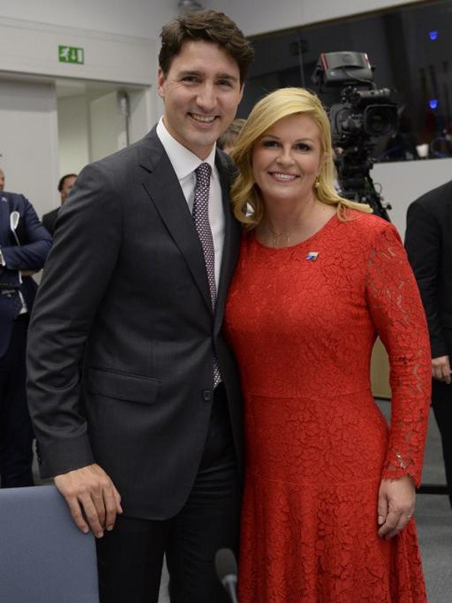 Kolinda Grabar-Kitavoric sepertinya menyukai busana berbahan lace. Kali ini ia tampil chic dan feminin dengan gaun merah berbahan lace, saat berfoto bersama Perdana Menteri Kanada Justin Trudeau di konferensi tingkat tinggi NATO, Brussels, Belgia, 25 Mei 2017. Foto: AFP