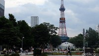 Menara Televisi ini selesai dibangun pada tahun 1957. Awalnya difungsikan sebagai stasiun pemancar televisi. Lambat laun, menara setinggi 140 meter ini pun jadi landmark-nya Kota Sapporo (Baban/detikTravel)