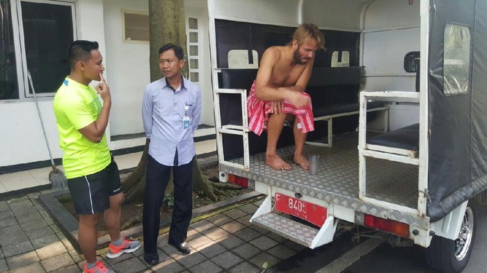 Bule Nyaris Bugil Diamankan di Kebun Raya Bogor