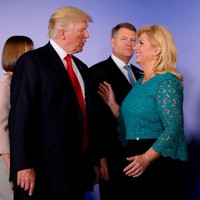 Dalam kesempatan bertemu Presiden AS Donald Trump di Three Seas Initiative Summit, Warsaw, Polandia, ia tampil chic dan lebih casual dengan padanan blouse lace berlengan lonceng dan rok. Warna toska membuat penampilannya makin cerah. Foto: Reuters