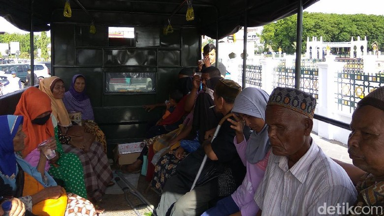 15 Pengemis di Masjid Baiturrahman Aceh Diamankan Dinsos 15 Pengemis di Masjid Baiturrahman Aceh Diamankan Dinsos