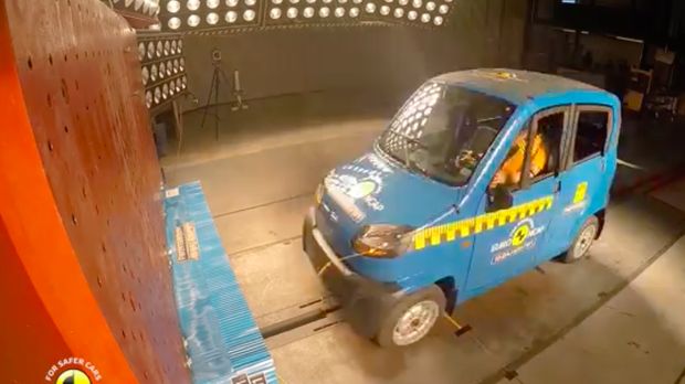 Bajaj Qute Pengganti Bemo Gagal Tes Tabrak