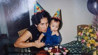Amy Search dikenal sebagai seorang ayah yang sayang terhadap anak-anaknya. (Dok. Instagram/aku.amysearch)