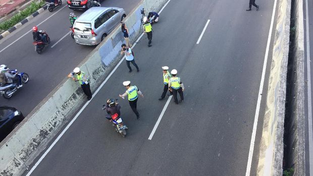 Cegah Pemotor Bandel, Polisi Jaga JLNT Casablanca Pagi hingga Malam