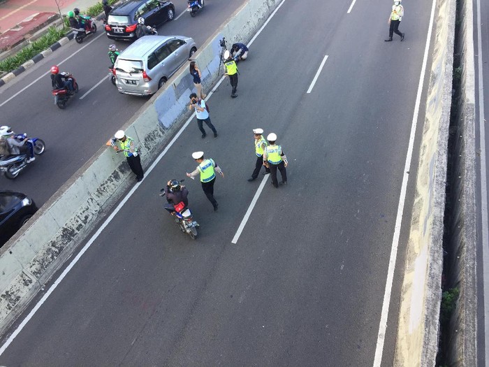 Polisi Sengaja Pakai Trik Ngumpet Biar Pengendara Jera