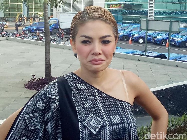 Para Artis Cantik yang Membuang Tahi Lalat di Wajahnya