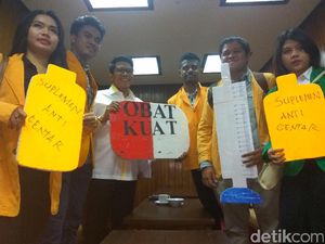 Tolak Pelemahan KPK, 5 Mahasiswa Beri Obat Kuat ke Pansus DPR