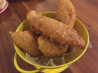 Wiki Koffie: Nikmatnya Menyeruput <i>Caramel Cafe Latte</i> Sambil Ngemil Pisgor Bangkok
