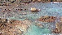 Pantai ini pun memiliki air yang bersih. Saking bersihnya, air di sini tampak seperti transparan (Agus/detikTravel)