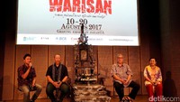Sutradara Nano Riantiarno bersama Pimpinan Produksi Ratna Sarumpaet, Penata Rias Teater Koma Subarkah Hadisarjana, dan Program Officer Bakti Budaya Djarum Foundation Adi Hardianto saat memberikan keterangan terkait gelaran pertunjukan lakon Teater Koma bertajuk Warisan di Jakarta.