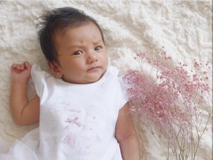 Kenapa Putri Kecil Atiqah Hasiholan Nggak Ditindik Telinganya?