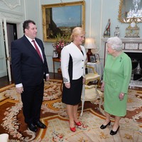 Berkunjung ke istana Buckingham dan bertemu Ratu Elizabeth II, Kolinda Grabar-Kitavoric tampil dalam balutan setelan blazer dan rok pensil. Blazer dua warna hitam-putih menampilkan ilusi tubuh presiden Kroasia yang lebih ramping. Foto: Getty Images