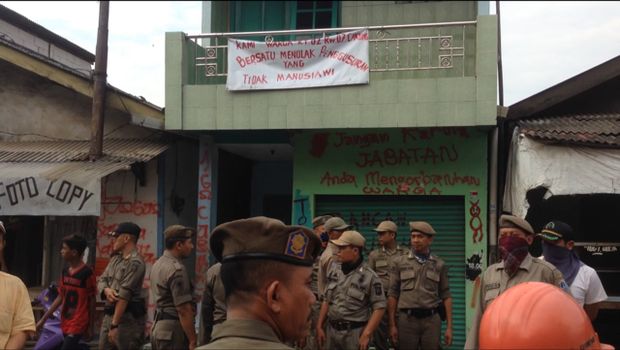 Petugas gabungan menertibkan bangunan yang lokasinya di bantaran saluran Irigasi Tengah, Cakung Barat.