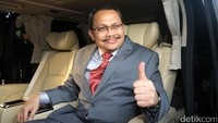 Datuk Dzulkifli Bin Ahmad mengacungkan jempol dari dalam mobilnya sebelum meninggalkan gedung KPK.
