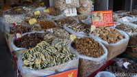 Barang lainnya yang dijual di Huanglongxi adalah jamur-jamur kering dan juga rempah-rempah untuk dimasak. Bisa juga untuk dijadikan campuran ramuan obat China. Resep warisan nenek moyang bangsa China memang dikenal ampuh dalam mengobati penyakit (Wahyu/detikTravel)