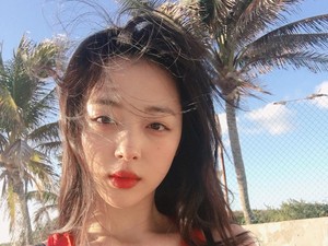 Sulli Disebut-sebut Jadi Model Pertama Majalah Playboy Korea