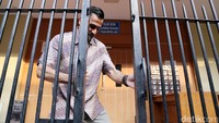 Ia pun langsung masuk ke dalam Rumah Tahanan untuk melihat kondisi Axel Matthew.
