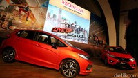 Honda menawarkan Jazz terbaru dalam 6 pilihan warna yaitu Crystal Black Pearl, Modern steel Metallic, lunar silver Metallic, White Orchid Pearl, Rallye Red, Attract Yellow Pearl, serta Phoenix Orange Pearl Two Tone khusus untuk varian RS.