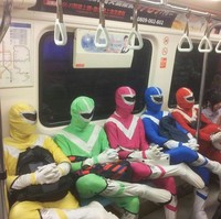 Power Rangers naik kereta. Foto: Dok. Bored Panda
