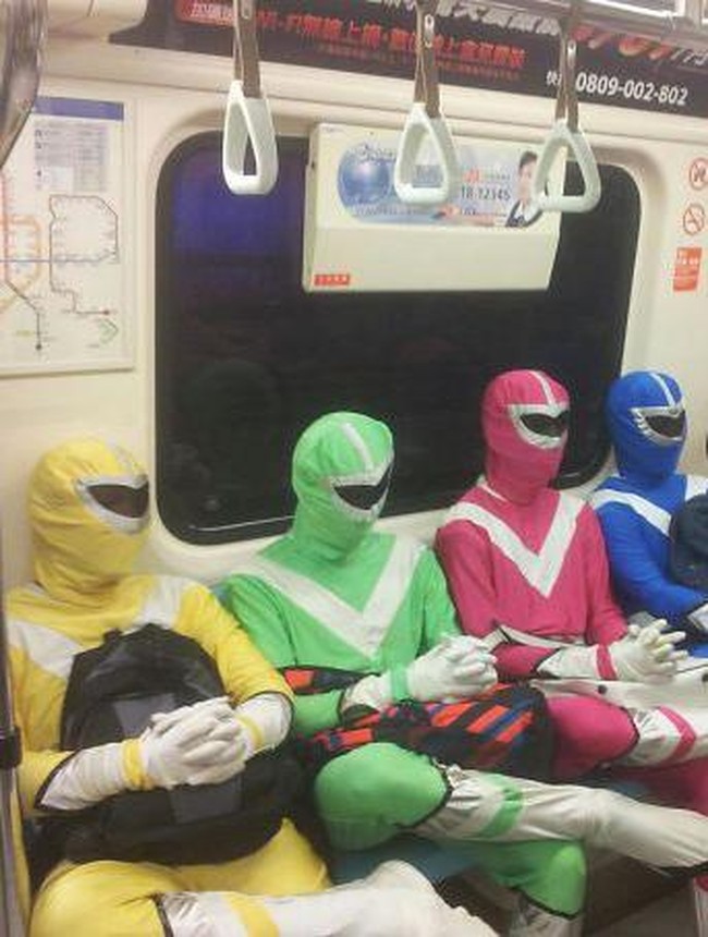 Power Rangers naik kereta. Foto: Dok. Bored Panda