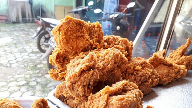 Fried chicken lokal yang tak kalah enak.