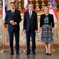 Kali ini busana bernuansa monokrom yang dipilih Kolinda Grabar-Kitavoric saat hadir di konferensi pers bersama Presiden Slovakia Borut Pahor di Salzburg, Austria, 18 Julit 2017. Ia memadukan bolero hitam dan gaun midi bermotif abstrak yang dipadukan pump shoes hitam. Chic dan stylish. Foto: AFP