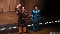 Pertunjukan ini juga menyinggung soal korupsi dan utang.