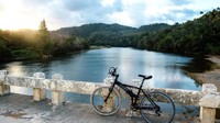 Tenang dan teduh, sungai ini bernama Sungai Madu. Menurut cerita, siapa pun yang mandi di pantai ini akan datang kembali ke Baracoa. Kamu mau? (Tanveer Badal/BBC)