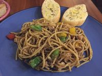 Wiki Koffie: Nikmatnya Menyeruput <i>Caramel Cafe Latte</i> Sambil Ngemil Pisgor Bangkok