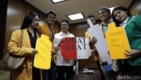 Sejumlah Mahasiswa yang mengatasnamakan GPS (Gerakan Pemuda Selamatkan KPK) menemui Pansus Angket KPK diruang rapat Komplek Parlemen, Senayan, Jakarta, Rabu (26/7/2017).