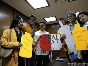 Mahasiswa Beri Obat Kuat ke Pansus Angket KPK