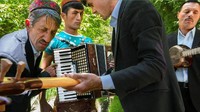 Menariknya, kebanyakan anak muda di sana merantau ke kota-kota besar Tajikistan ketika dewasa. Namun suatu saat, akan tetap kembali lagi ke Pegunungan Pamir dan hidup hingga akhir hayat (Pascal Mannaerts/BBC)
