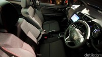 Bagian interior juga terlihat sporty. Itu terlihat dari tambahan aksen jahitan oranye di jok, roda kemudi, console box, dan shift knob.
