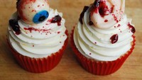Bola mata dan telinga yang berdarah-darah ini jadi topping cupcakes. Apakah Anda mau coba cupcake buatan dari The Butcher of Caker Street? (Foto: Istimewa)