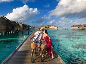 Ciuman Mesra Sammy Simorangkir untuk Viviane di Maldives