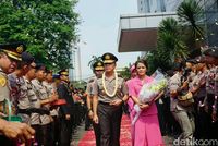 Pisah Sambut di Polda Metro, Irjen Iriawan Dikalungi Bunga