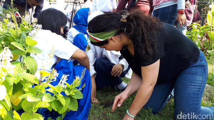 Kegiatan mahasiswa luar negeri membuat biopori