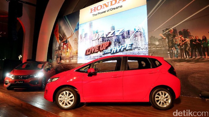 PT Honda Prospect Motor (HPM) baru saja mengenalkan Honda Jazz terbaru. Ada 4 varian yang ditawarkan yaitu Honda Jazz MT, CVT, Honda Jazz RS MT, dan RS CVT.