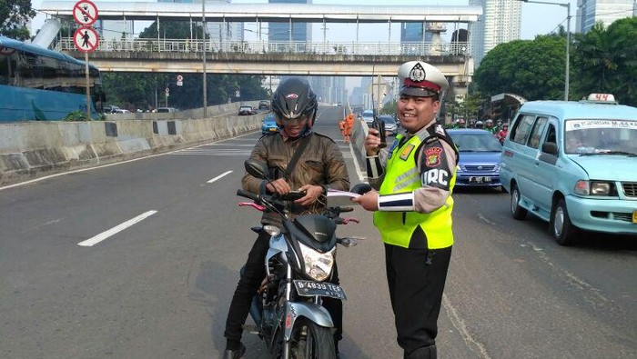 Polisi Tilang Pemotor Bandel yang Melintas di JLNT Casablanca