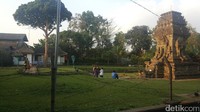 Disekitarnya juga terdapat taman rumput dan pepohonan rindang. Selain itu juga terdapat sisa-sisa fondasi serta tembok keliling dari hasil galian pemugaran tahun 1990-an (Muhammad Aminudin/detikTravel)