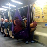 Tidur dengan hammock. Foto: Dok. Bored Panda