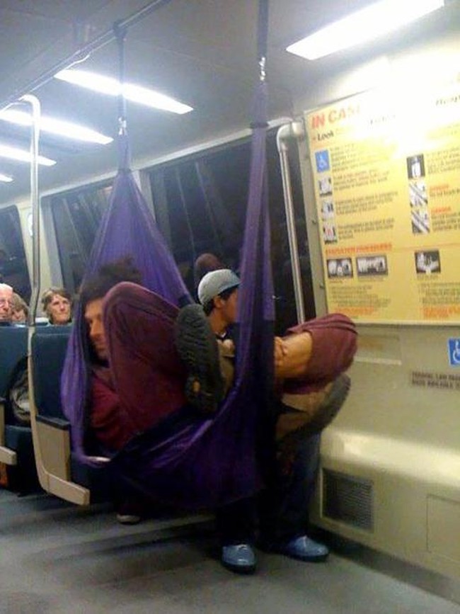 Tidur dengan hammock. Foto: Dok. Bored Panda