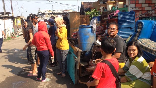 Warga sempat protes dan meminta petugas menunjukkan surat perintah penertiban.