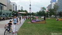 Salah satu spot terbaik untuk menikmati dan berfoto dengan Menara Televisi ini adalah di Taman Odori. Taman cantik sekaligus Alun-alunnya Kota Sapporo ini pun dipenuhi oleh warga lokal maupun wisatawan yang ingin bersantai dan menikmati suasana (Baban/detikTravel)