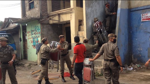 Petugas gabungan meminta warga mengosongkan bangunan dan membawa barang-barang mereka.