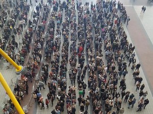 Antrean Tertib Tanpa Pembatas Bikin Netizen Takjub